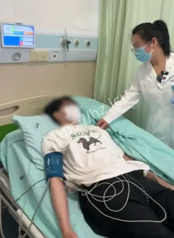 男子肩颈放松突发脑梗